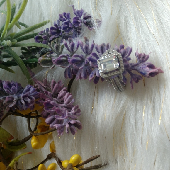 Beautiful Simulated 925 Engagement ring - Picture 5 of 11